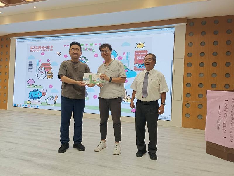 屏東郵局洪科長致贈禮物給校方。
