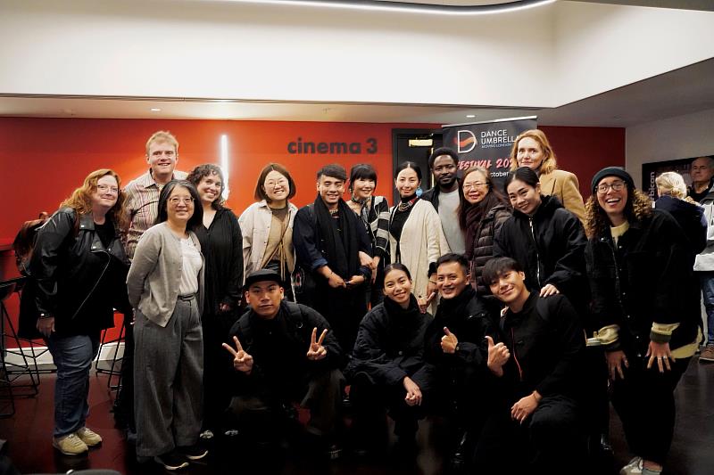 參與此次放映的工作團隊Barbican Center電影部門、Dance Umbrella、策展人李欣穎、蒂摩爾古薪舞集及文化部駐英國代表處文化組於映後合影留念。（蒂摩爾古薪舞集提供）