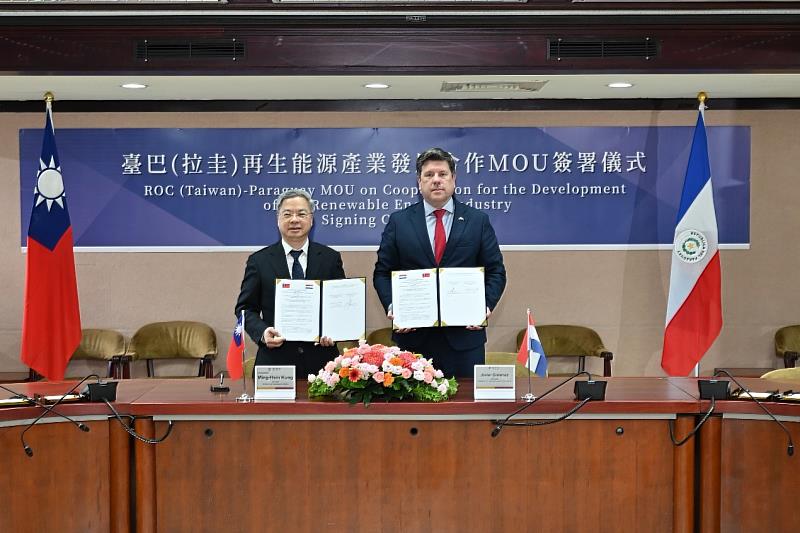 龔部長與巴拉圭工商部西梅內斯部長簽署臺巴(拉圭)再生能源產業發展合作MOU