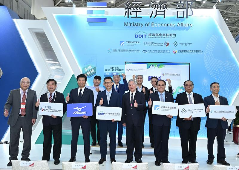 經濟部產業技術司專館由工研院、紡織綜合所、紡拓會、鞋技中心、塑膠中心、印研中心等六大法人與日本美津濃共同啟動開幕儀式。（前排左起：產紡協會理事長黃鯤雄、紡織所所長李貴琪所長、日本美津濃全球砲鞋產品部部長竹下豪、技術司司長郭肇中、總統府資政沈榮津、工研院材化所所長邱國展、紡拓會秘書長黃偉基、鞋技中心總經理劉虣虣；後排左起：欣展經理易政賢、美津濃台灣開發中心總監吳聰桔、塑膠中心總經理薛光瑩副總經理、印研中心協理闕家彬）
