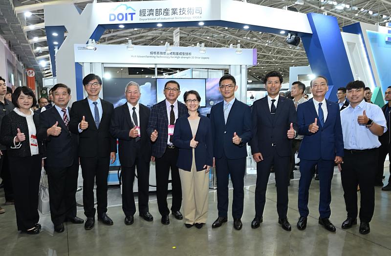 左起：貿易署主任秘書黃瀞萱、紡織所所長李貴琪、產發署署長邱求慧、總統府資政沈榮津、紡拓會董事長郭紹儀、副總統蕭美琴、技術司司長郭肇中、日本美津濃全球跑鞋產品部部長竹下豪、美津濃台灣開發中心總監吳聰桔、欣展易政賢經理