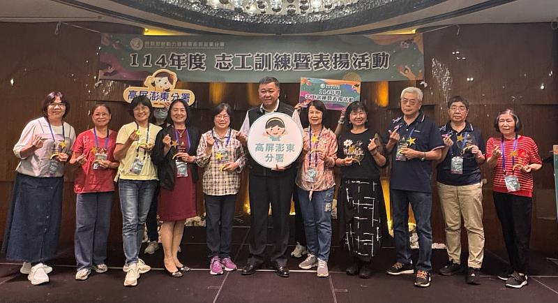 勞動部高分署表揚服務3年以上的績優志工。