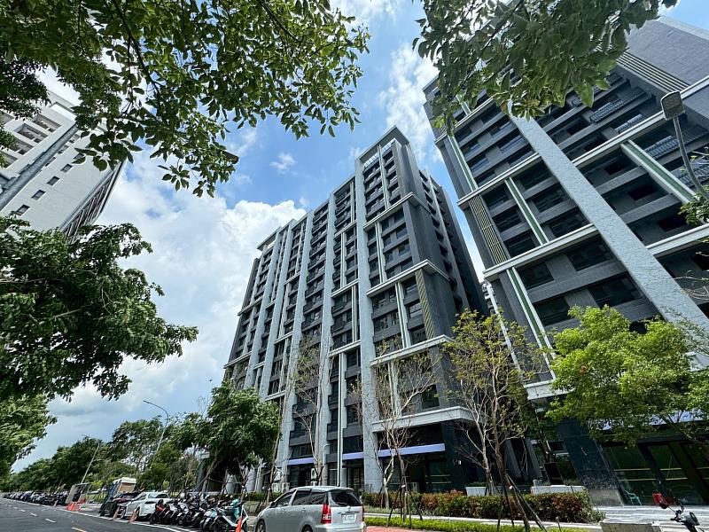 南台南車站周邊的南台南副都心重劃區本身地理位置、交通條件佳,加之近年在整體房市景氣、鐵路地下化工程等建設題材帶動下,房價有顯著漲幅。