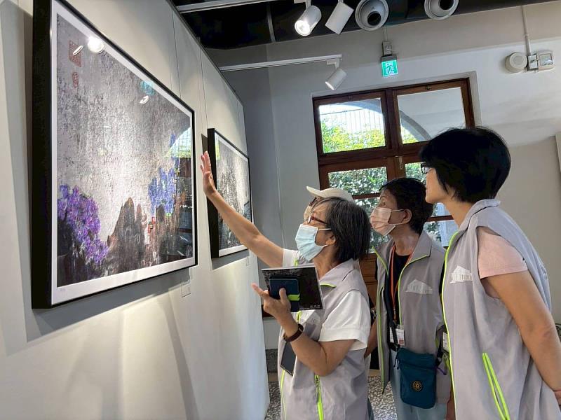 導覽志工們仔細觀察與欣賞作品