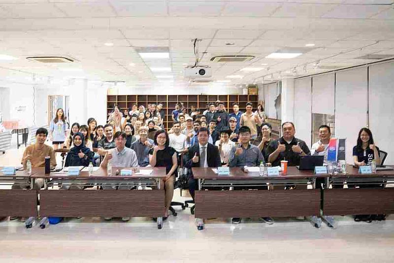 全體師生與講者合照，展現多國籍交流氛圍