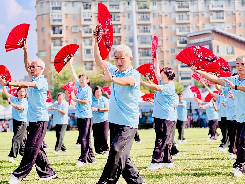 長輩在長青運動會表演,活力十足