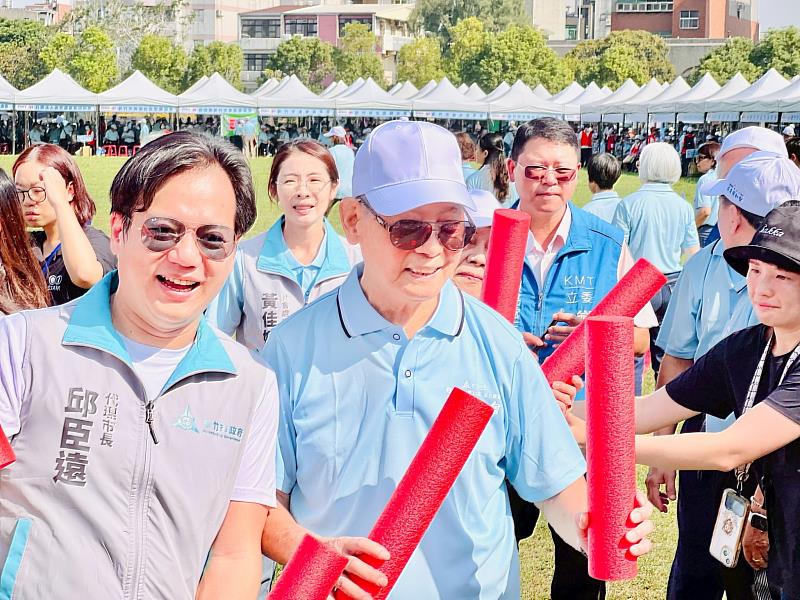 代理市長與長輩在長青運動會參加趣味競賽