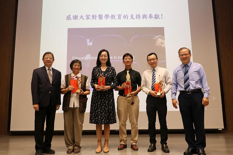 江安世校長表揚2025年「臨床醫學教育貢獻獎」4位得獎人，左為臨床醫學教育基金會創辦人陳偉德講座教授。