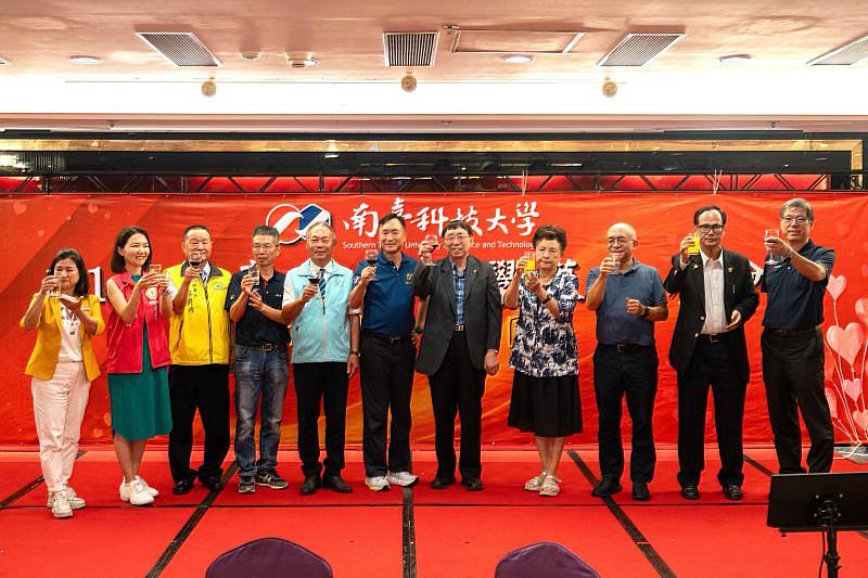 南臺科大黃能富校長率領行政主管團隊，向出席餐會的貴賓敬酒致意，感謝各界善心人士對學校弱勢助學計畫的慷慨相挺與堅定支持。