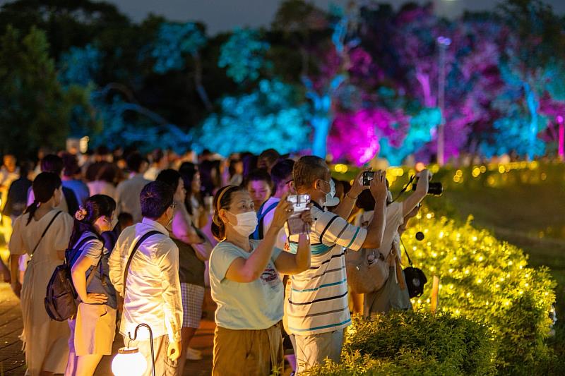 2025光織影舞以愛麗絲夢遊仙境為主題，帶來滿滿人潮