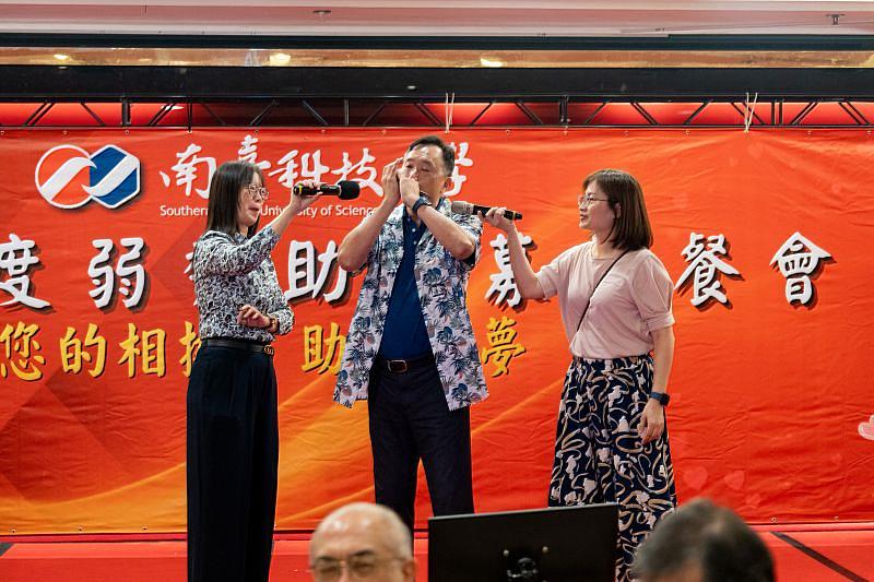 南臺科大校長黃能富親自演奏口琴並獻唱〈朋友〉,向所有支持弱臺助學的貴人致敬。圖為黃校長與在場貴賓共同歡唱,現場氣氛溫馨感人,凝聚了校友與企業間的深厚情誼。