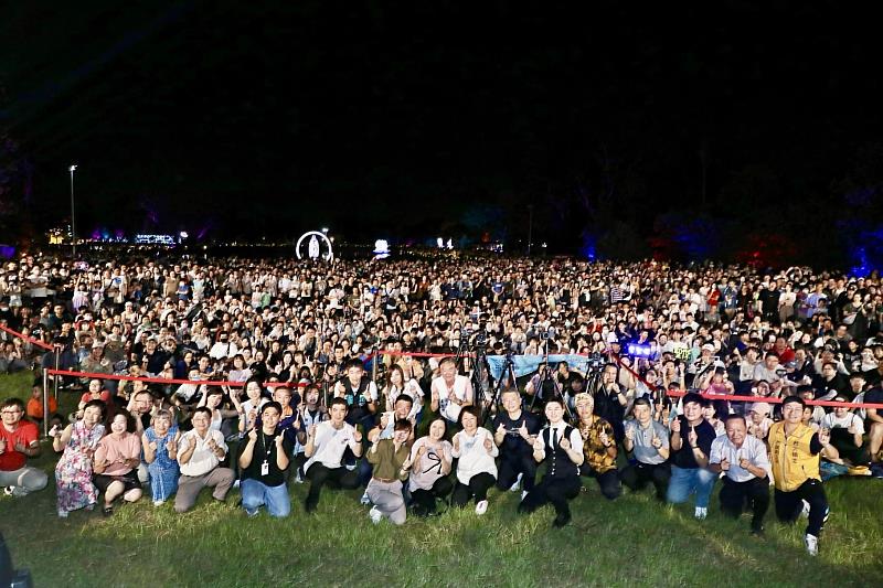 2025光織影舞以愛麗絲夢遊仙境為主題，帶來滿滿人潮
