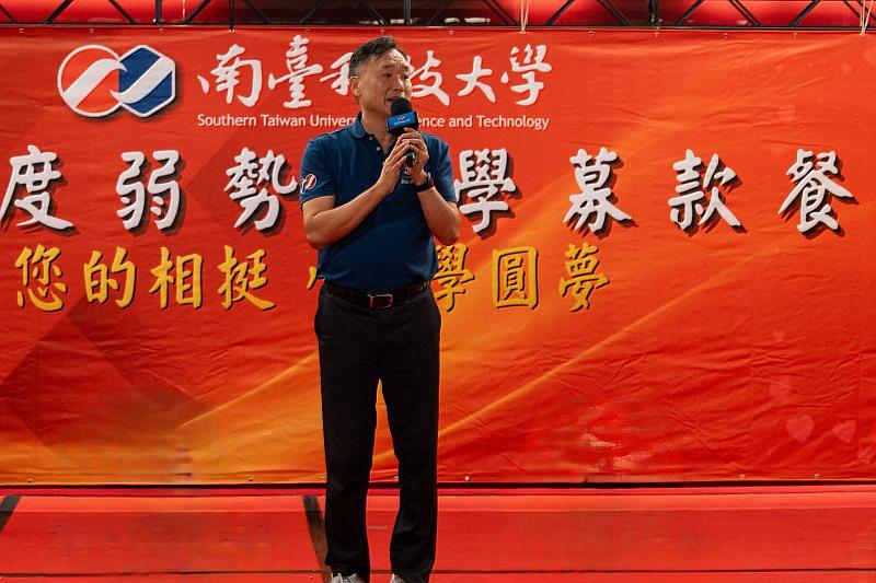 南臺科技大學校長黃能富於弱勢助學募款餐會上致詞。校長表示，自107年度起，學校已透過各界捐助及教育部補助，嘉惠學生超過34,000人次。他強調，弱勢助學基金不只是經濟上的支持，更是學生築夢的堅實後盾，並代表全校師生，向所有出席及捐款的校友與企業家致以最誠摯的感謝。