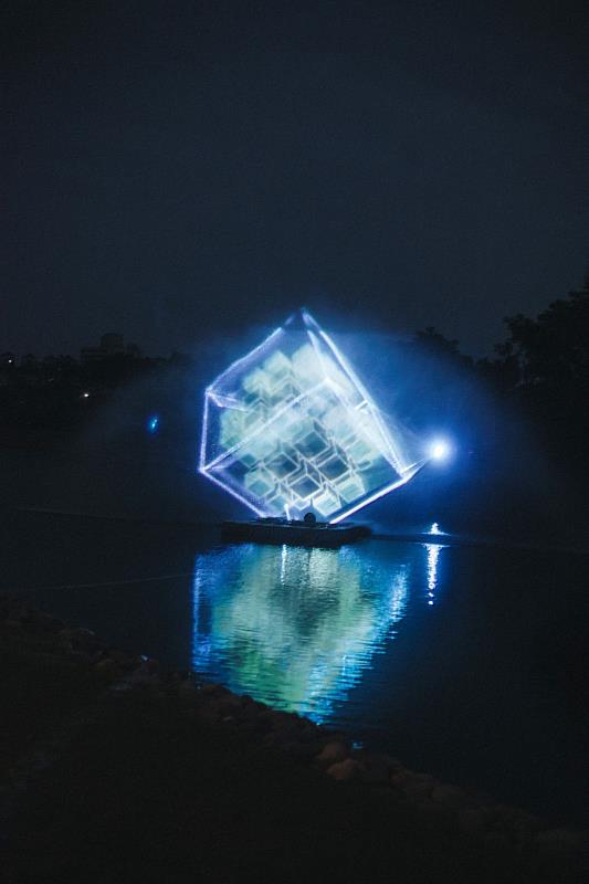 黑川互動媒體藝術作品《Tzolk’in_Light》以瑪雅曆法為靈感,結合水幕投影技術,預計於布拉格市中心伏爾塔瓦河畔展出(黑川互動媒體藝術提供)