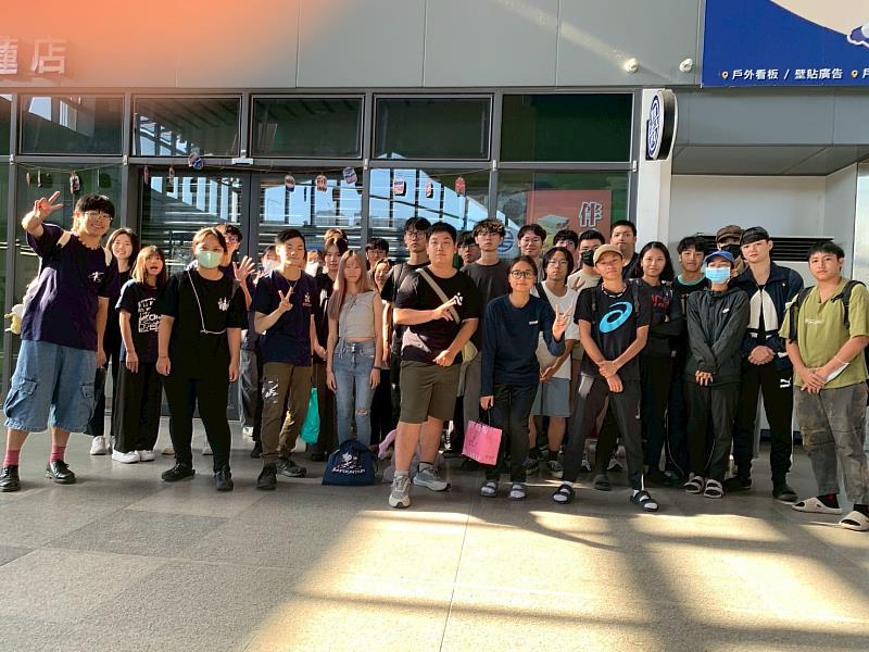 首批多為社團學生參與，展現文化大學學生熱心服務的志工精神。