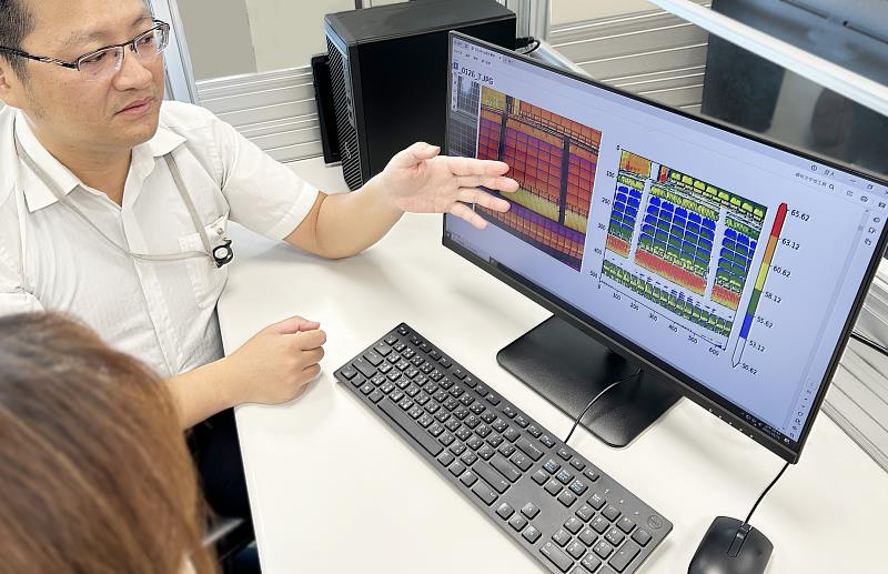 富邦產險開發短時間內全面檢測大面積太陽能板的「太陽能板異常智能辨識系統」,可即時發現潛在風險與效能問題,提醒太陽光電業者颱風前後加強檢修。
