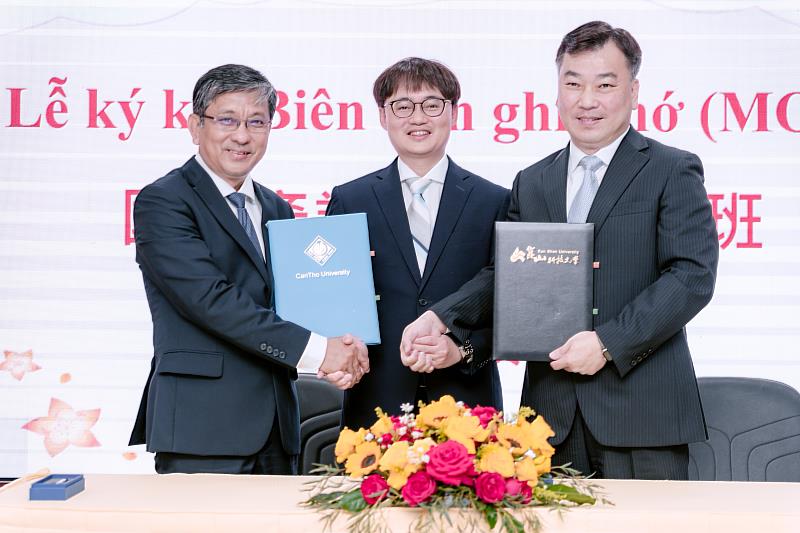 崑山科大李天祥校長（右）與肯特大學Tran Trung Tinh校長（左）簽署聯盟MOU，駐胡志明市台北經濟文化辦事處教育組林韋至組長（中）見證