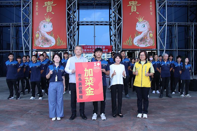 林瑞彥副市長代表黃敏惠市長贈加菜金