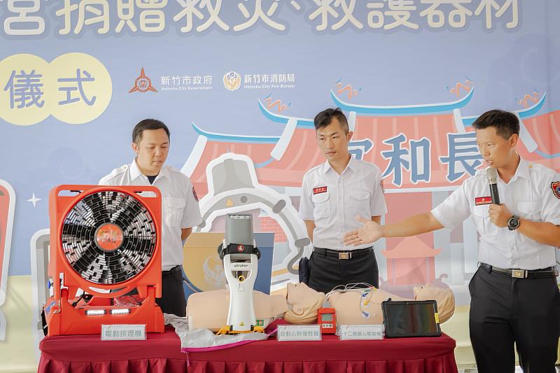 今日捐贈設備包含自動心肺復甦機、心電圖監測儀以及災後大型排煙設備