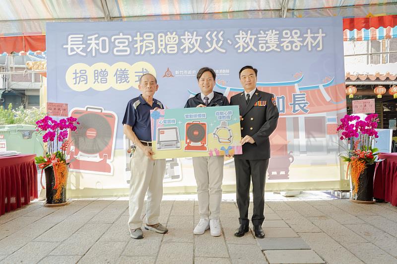 代理市長邱臣遠代表受贈