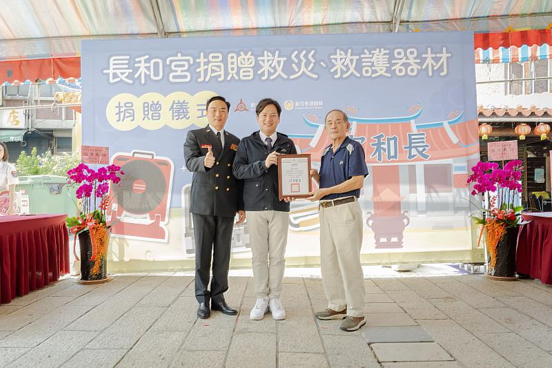 代理市長邱臣遠回贈長和宮主委楊金土感謝狀及紀念品