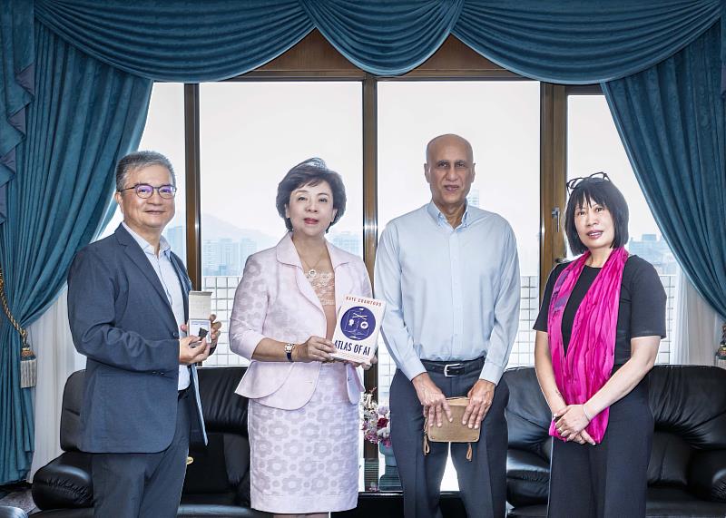 Agentiiv 創始人暨執行長Karla Congson（右起）與未來學界權威學者Sohail Inayatullah於APFN會前，由大會主席、淡江教育學院陳國華院長作陪，拜會張家宜董事長。（圖／淡江大學提供）