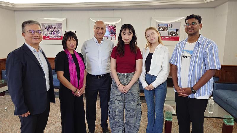 APFN大會主席，淡江大學教育學院陳國華院長（左起）、Agentiiv 創始人暨執行長 Karla Congson、未來學界權威學者Sohail Inayatullah與國際生聊未來。（圖／淡江大學提供）