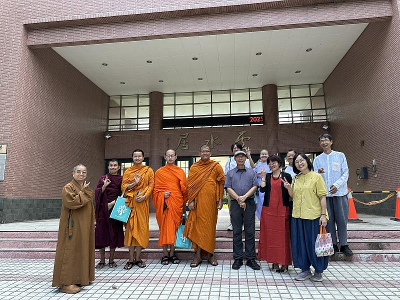 泰國摩訶朱拉隆功大學阿難比丘教授帶領佛學碩士生10人參訪南華大學，於交流後進行合影留念。