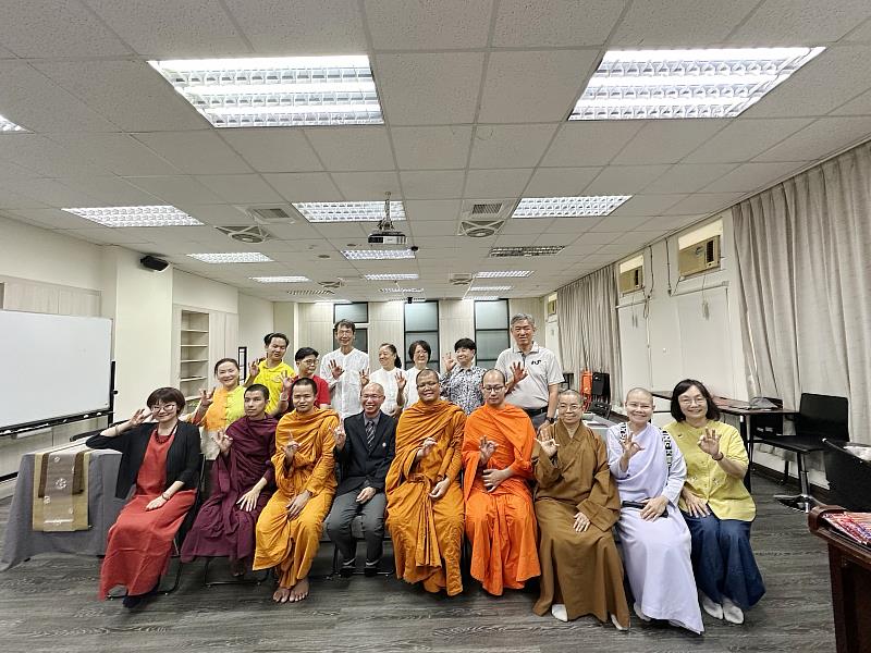 泰國摩訶朱拉隆功大學阿難比丘教授帶領該校佛學碩士生10人至南華大學參訪交流，並於交流後合影。