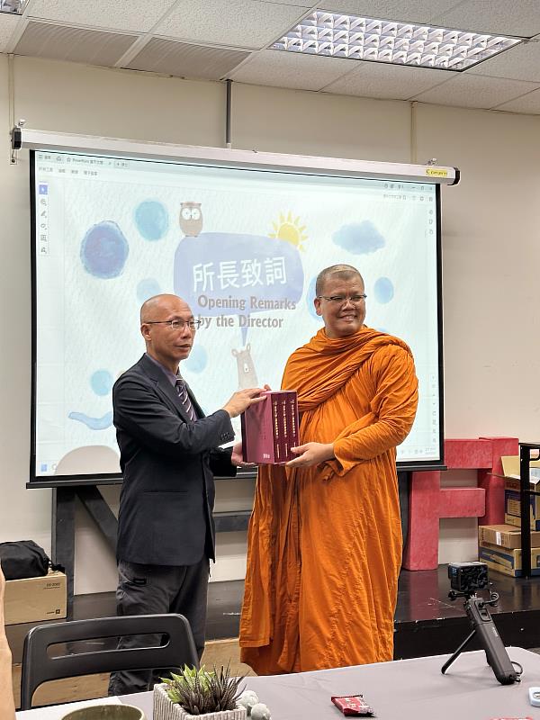 南華大學人文學院呂凱文院長（左）致贈紀念品予阿難比丘教授（右）。