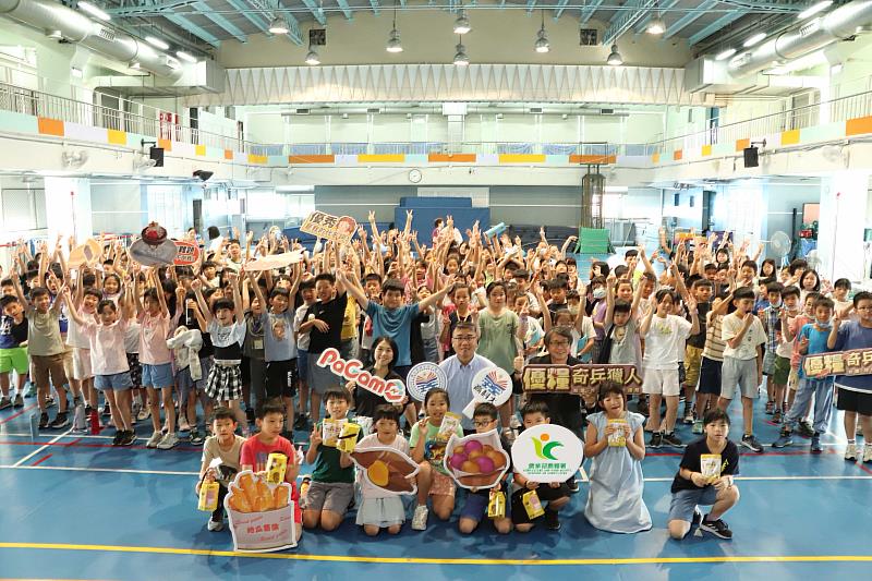 推廣國產雜糧的食農教育，國立高雄科技大學結合遊戲化學習平台PaGamO，設計「優糧奇兵獵人」食農教育遊戲，並且入校舉行推廣活動，今（15）日前進台北市金華國小，四年級大約150名學生參與，場面熱烈。
