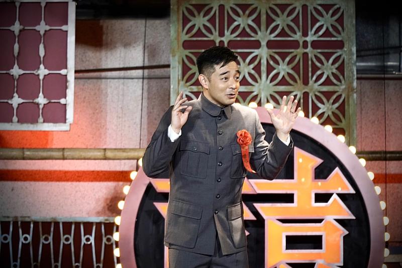 ▲岑永康不只會播新聞，他在《一村喜事：康樂隊來了》飾演村長，除了嫁女兒，還要表演熱門金曲，卯足全力一圓歌手夢，展現狂野一面。