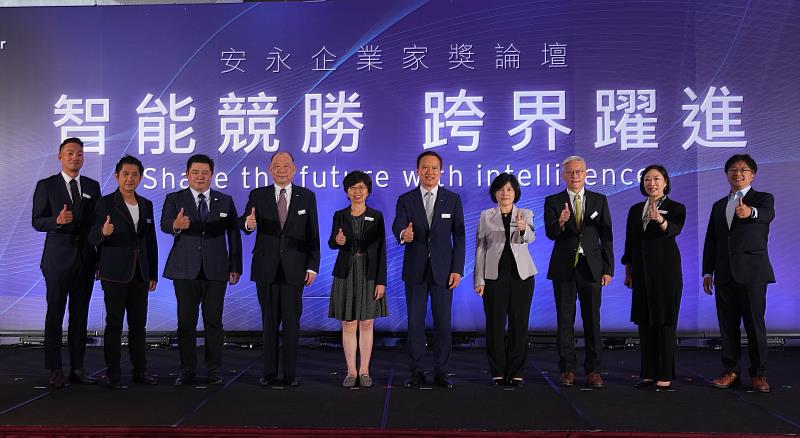 君帆工業胡正杰總經理（由左至右）、志聖工業梁又文總經理、華城電機總經理許逸德、證交所田重偉副總經理、金管會莊琇媛副主委、安永聯合會計師事務所傅文芳所長、櫃買中心陳麗卿總經理、《安永企業家獎》評審主席周行一名譽教授、愛爾達科技陳怡君董事長、順立智慧蘇基明執行長。