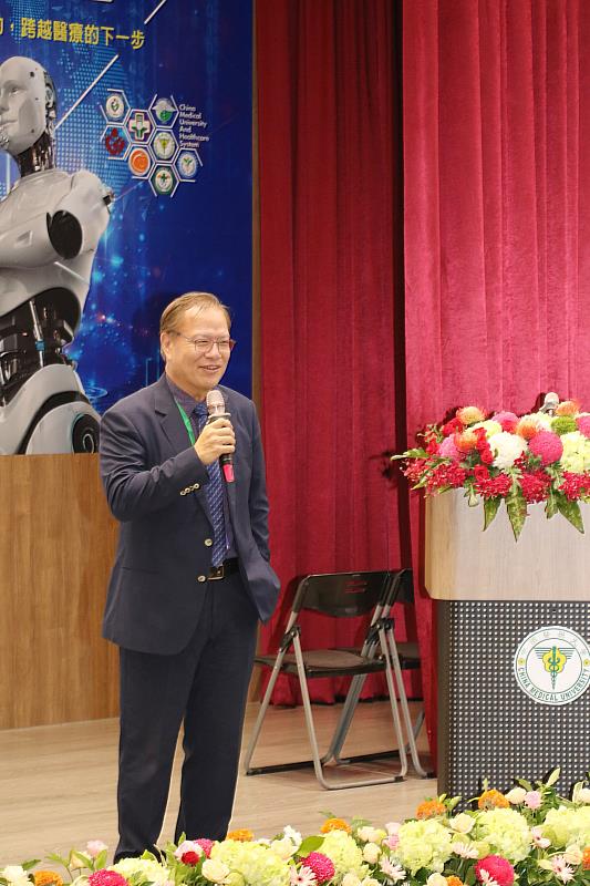江安世校長簡報「邁向『教育5.0』智慧大學」發展策略。