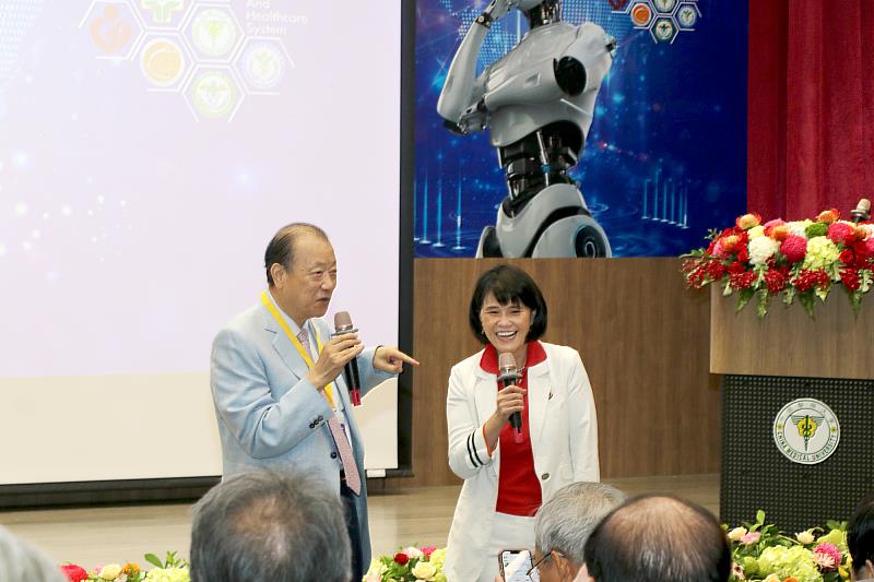 蔡長海董事長與趨勢科技陳怡樺 執行長互動交流。