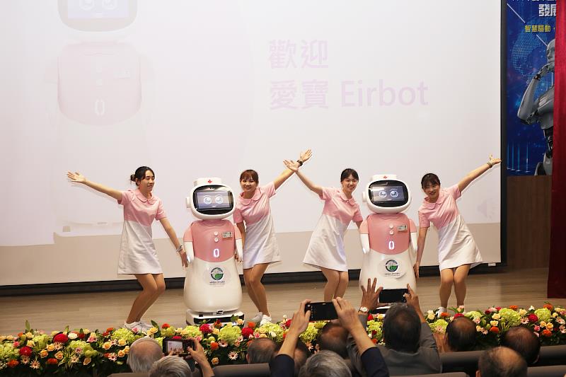 「長聯」衍生企業研發量產的兩台AI醫療照護機器人「愛寶Eirbot」在會場亮相。