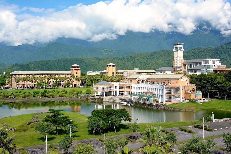 東華大學理工學院攜手台積電，全面啟動半導體學程，打造新世代科技人才基地。