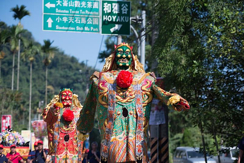 華嚴嘉年華活動，各宮廟神將、引領隊伍齊聚鹿谷大華嚴寺。