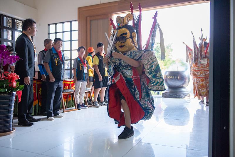 三太子、各神將陣匯集大華嚴寺，熱鬧非凡。