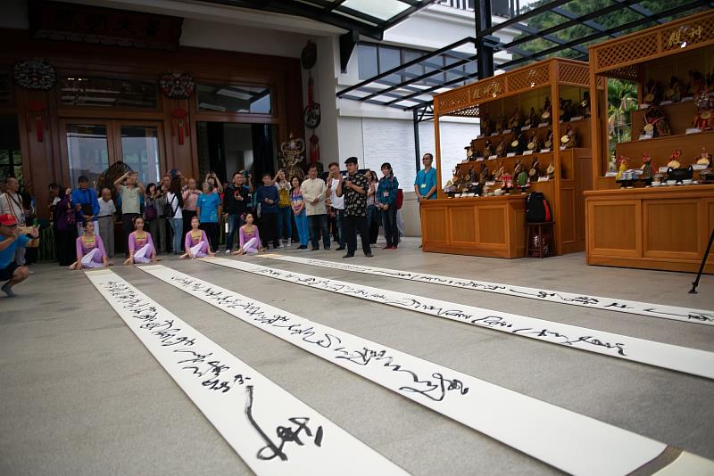 在萬神嘉年華活動中，除了動態活動之外，亦有「翰墨華嚴」等文化活動，邀請到南投彬彬書院、詩社等文人雅士至現場揮毫、吟詩。