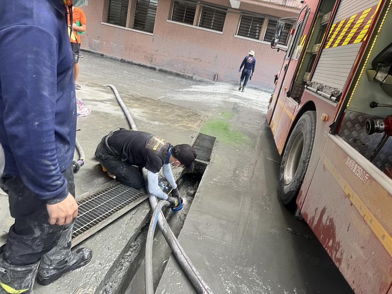 本次新北市政府消防局支援重點在花蓮縣光復商工校園復原作業,協助地下室、操場及主要排水溝清除泥沙,並完成校長辦公大樓前廣場、行政大樓、圖書館及視聽大樓中庭等區域清洗,讓校園逐步恢復整潔面貌。