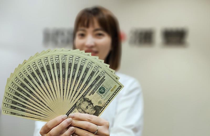 不畏降息逆風，滙豐銀行強勢推出美金定存最高年息7%優利方案，幫助客戶多元佈局。