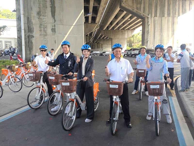 客委會范佐銘副主委（右2）與新竹市長代理市長邱臣遠（左2）等人一起騎乘自行車
