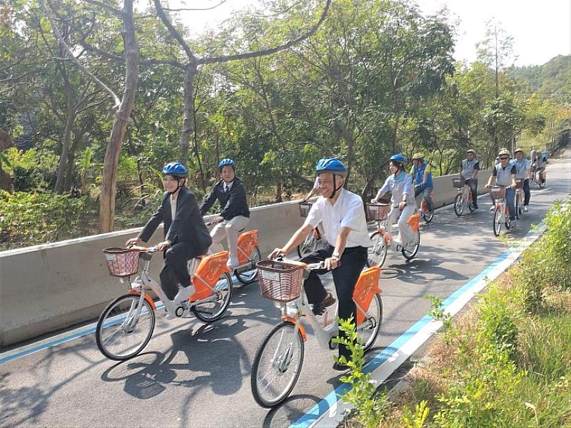 鹽港溪流域自行車道全長約10.4公里，沿岸充分顯現客家聚落人文風景
