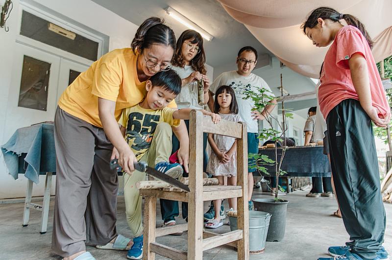 參與民眾不分大人小孩,皆能動手玩「藝」樹。