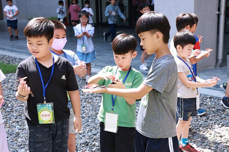 國小部學生在戶外測試親手製作的太陽能電動風扇(圖/臺南市經濟發展局提供)