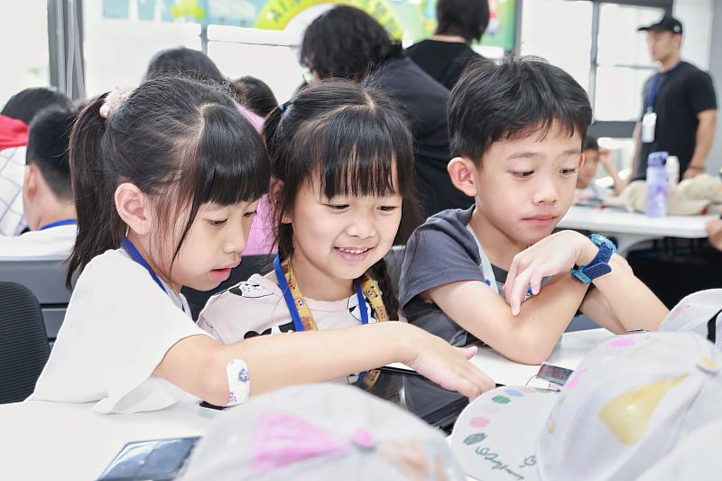 學童實際操作AI工具，創作屬於自己的數位作品（圖/臺南市經濟發展局 提供）