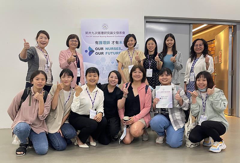 亞大護理學院院長吳樺姍（2排左2）與師生，參與台灣護理學會護理研究論文發表會。