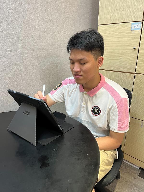 延平高中畢業的卓哲宇，之前在得勝者文教準備重考，他認為這裡的輔導資源相當豐富。