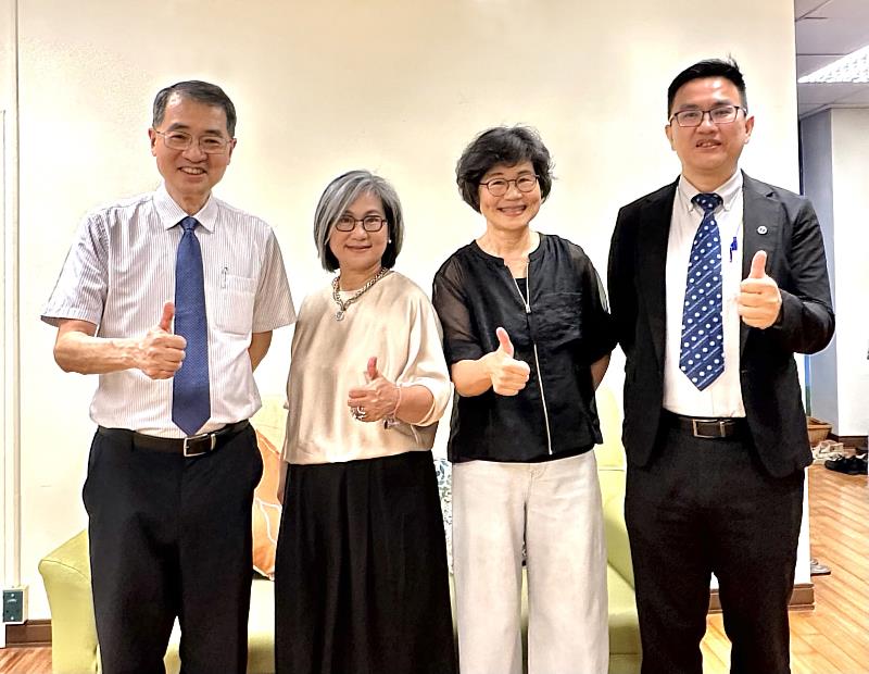 暨大校長武東星(左起)、諮人系沈慶鴻教授、家暴研究中心主任王珮玲特聘教授、副校長曾永平於暨大「穿山甲的療心室」合影。
